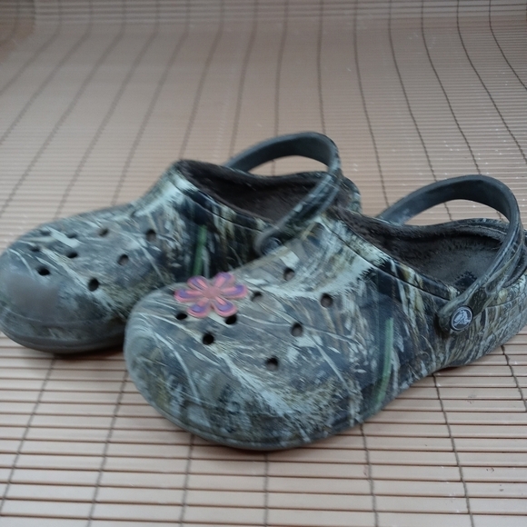 Crocs men's Camo winter lined clogs. Men's sz 8. Women's sz 10. 219pm - Picture 3 of 8
